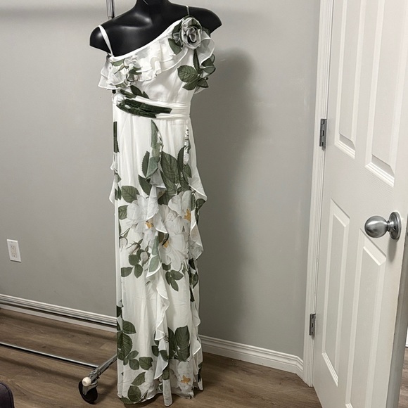 Elegant White and Green Floral Dress - Picture 2 of 7
